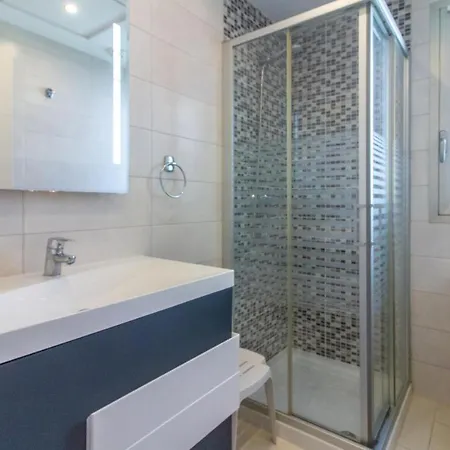 Stunning In With Swimming Pool 度假居 *